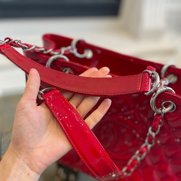 Beautiful Chanel red patent leather tote - Picture 2 of 7